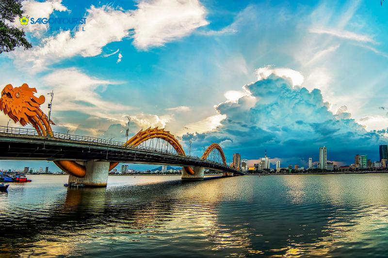 Hình ảnh bầu trời TP Hồ Chí Minh vào buổi sáng sớm, minh họa thời tiết dự báo, có nắng nhẹ và ít mây